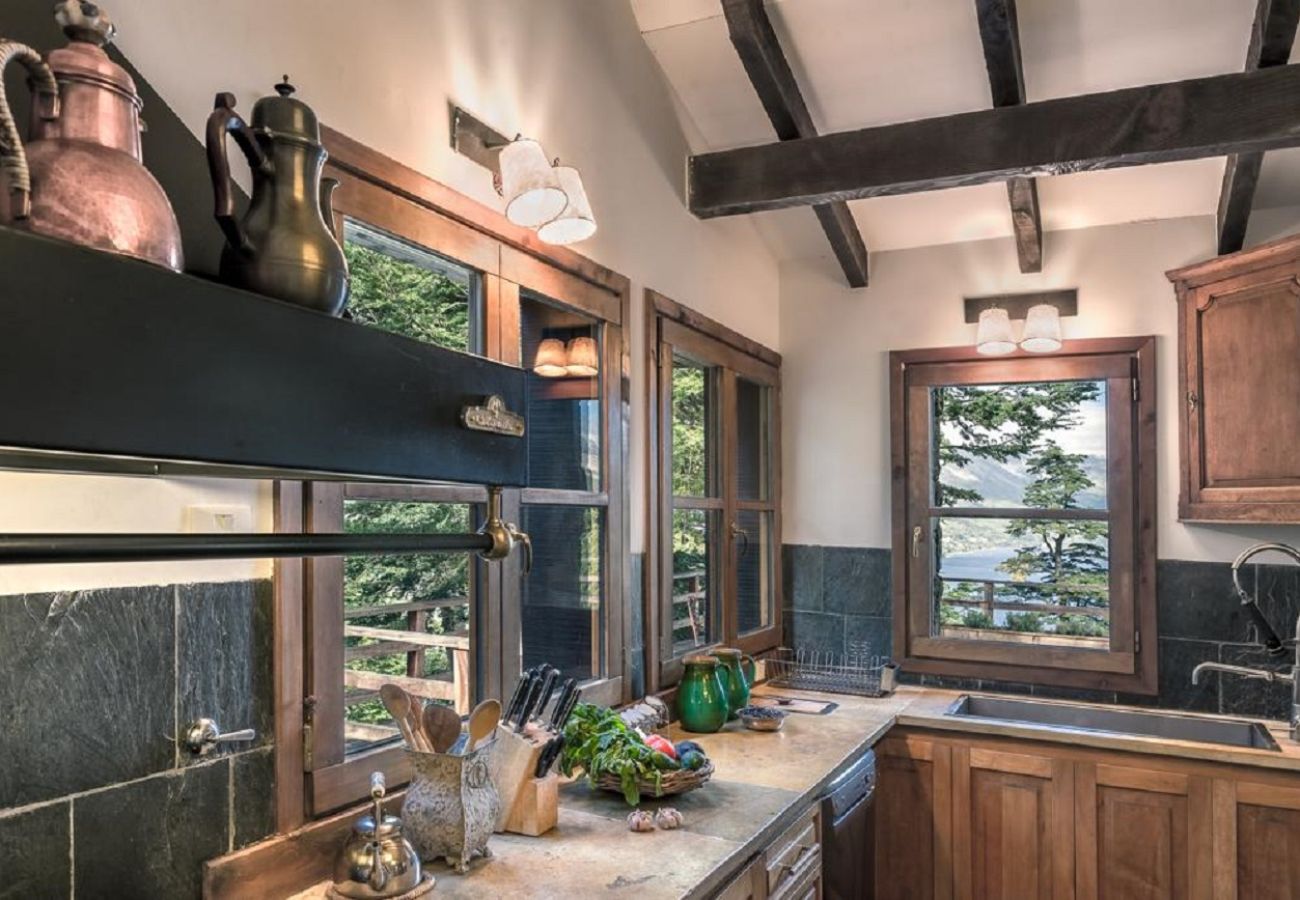 House in San Carlos de Bariloche - ARE06 SOPHISTICATED HOUSE WITH SPECTACULAR VIEW IN ARELAUQUEN