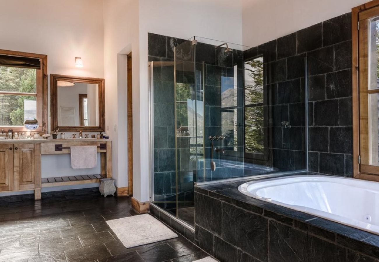 House in San Carlos de Bariloche - ARE06 SOPHISTICATED HOUSE WITH SPECTACULAR VIEW IN ARELAUQUEN