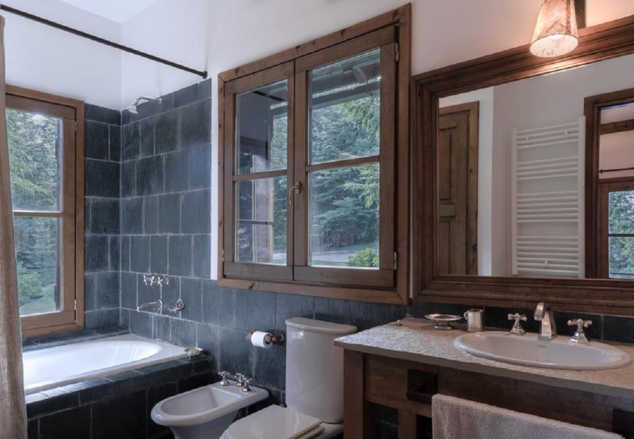 House in San Carlos de Bariloche - ARE06 SOPHISTICATED HOUSE WITH SPECTACULAR VIEW IN ARELAUQUEN