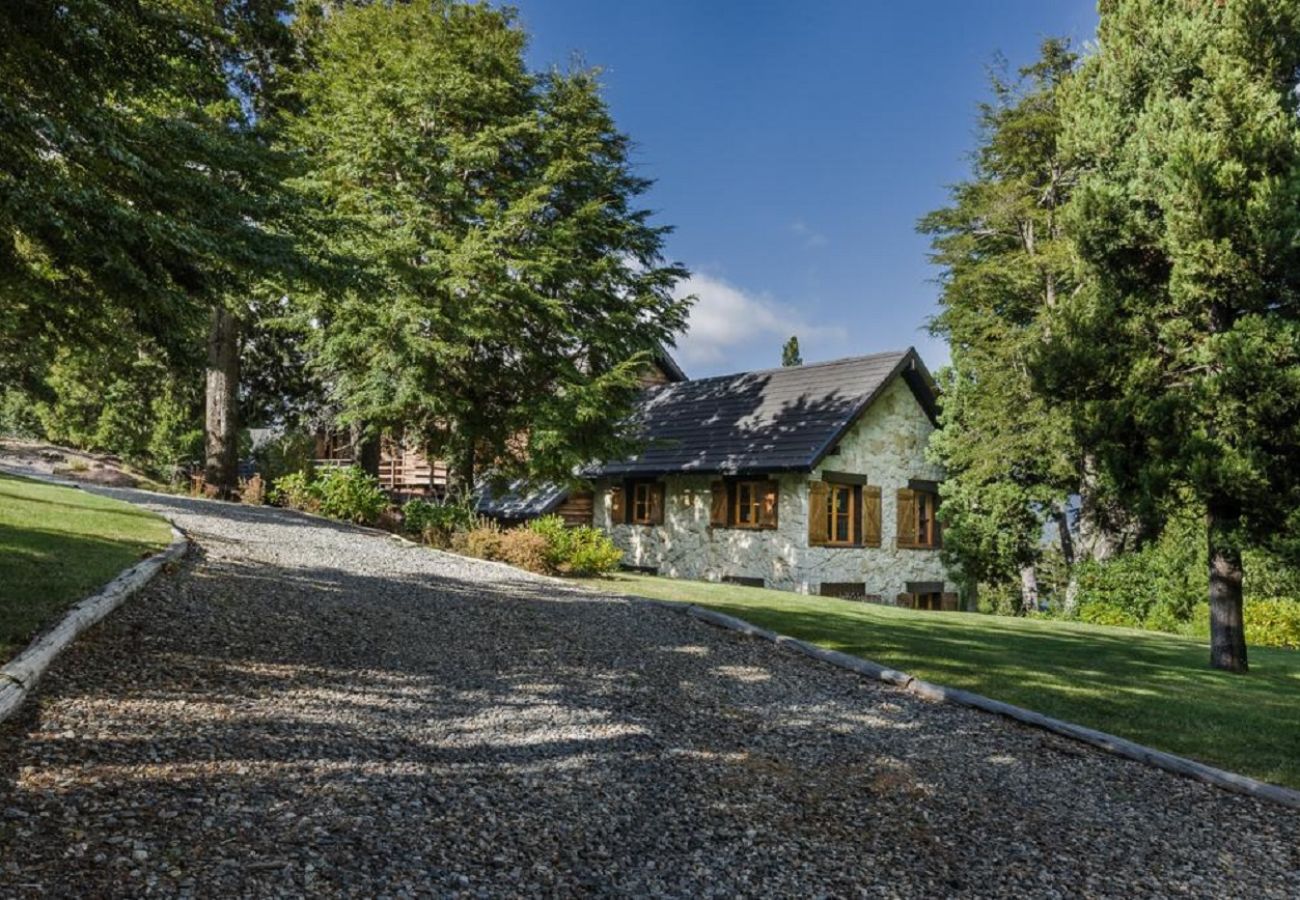 House in San Carlos de Bariloche - ARE06 SOPHISTICATED HOUSE WITH SPECTACULAR VIEW IN ARELAUQUEN