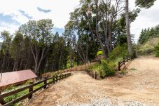 Cabin in San Carlos de Bariloche - huapi47c Large contemporary Patagonian style cabin on a 3400 m2 plot of land with the coast of Lake Nahuel Huapi