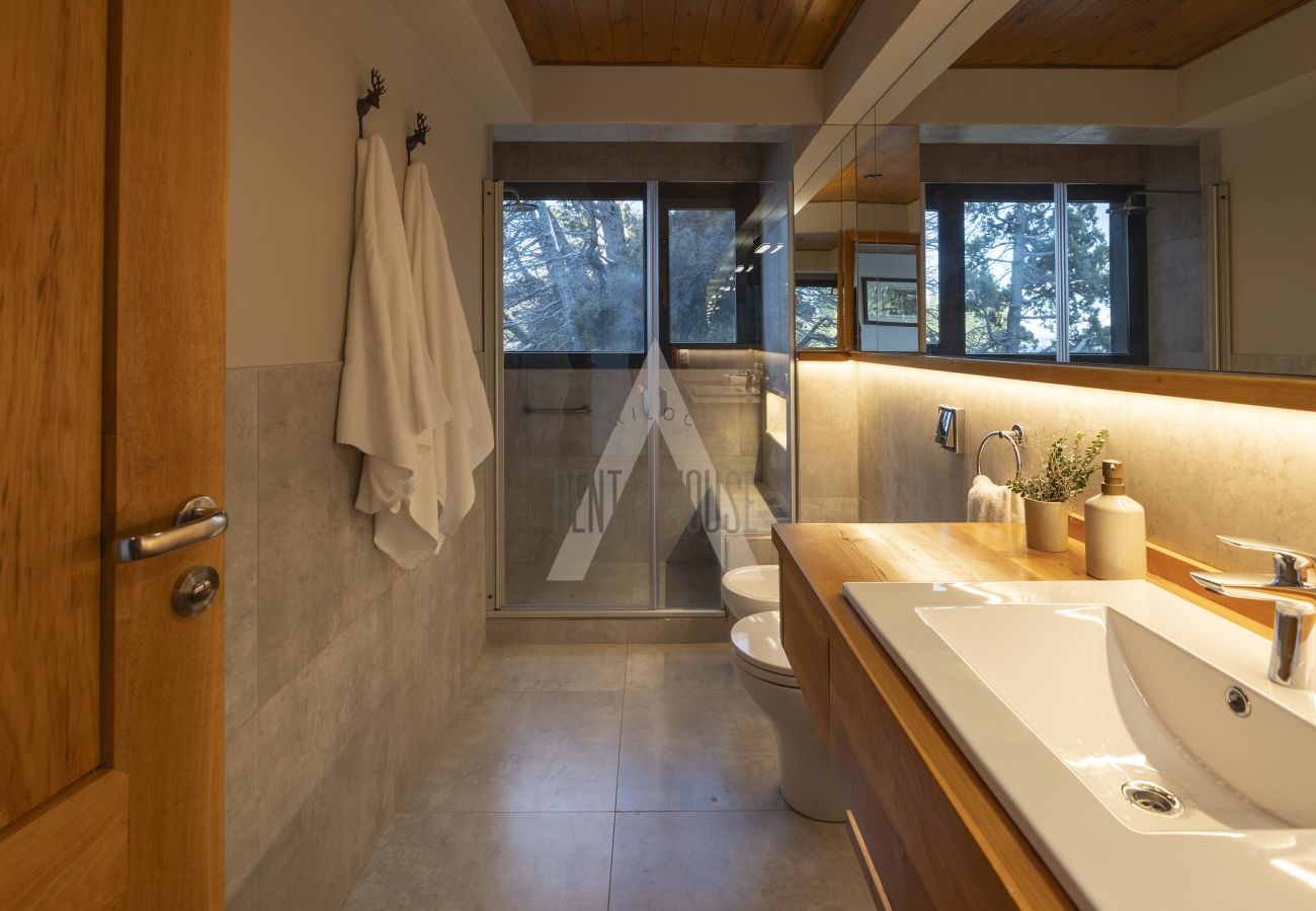 House in San Carlos de Bariloche - HUAPI48C | Exclusive Villa on Lake Nahuel Huapi with HOT TUBE