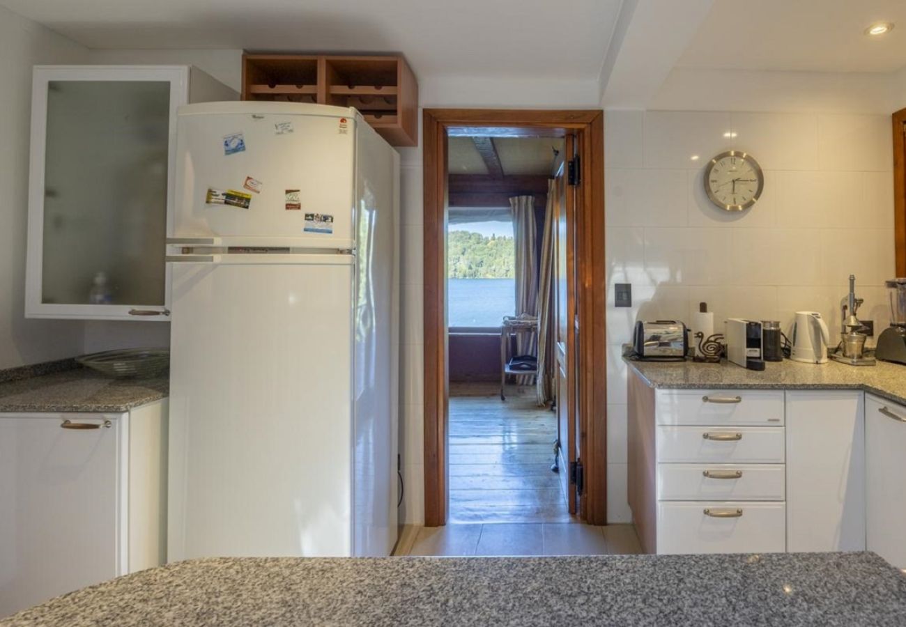 House in San Carlos de Bariloche - VENAH01 WARM AND COMFORTABLE HOUSE IN GATED NEIGHBORHOOD WITH LAKE COAST