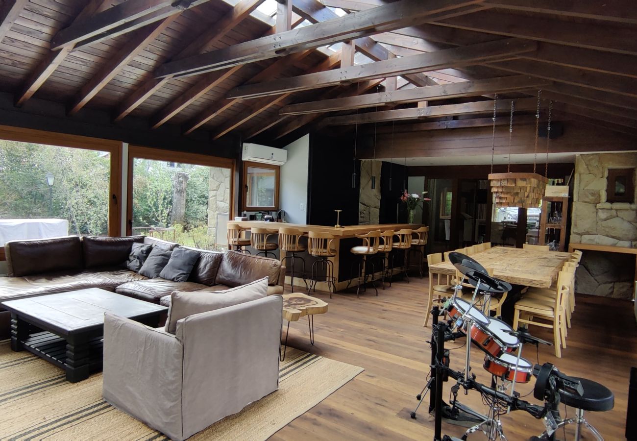 House in San Carlos de Bariloche - ARE55 SPECTACULAR HOUSE WITH INTEGRATED QUINCHO AND HEATED POOL