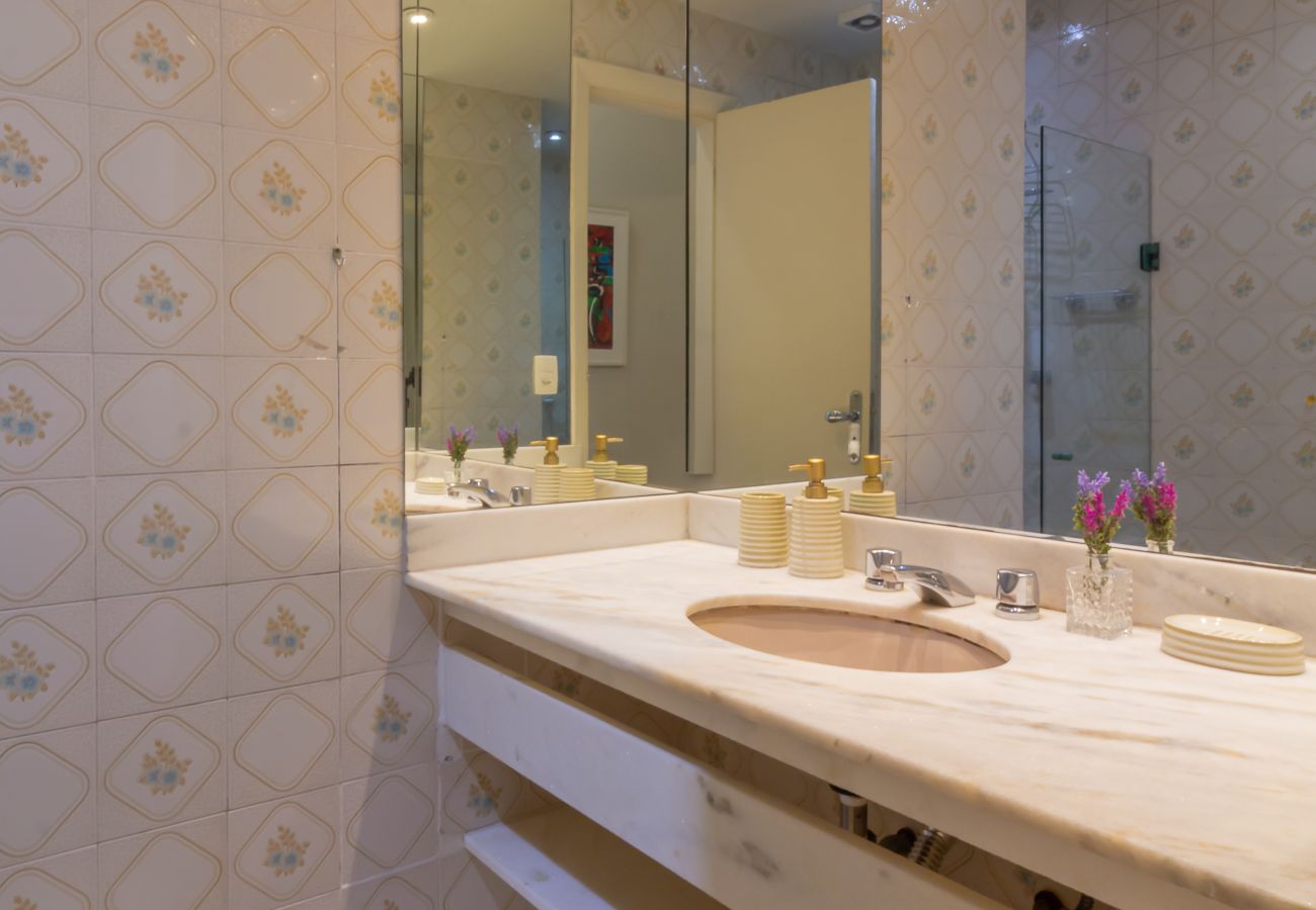 Apartment in Rio de Janeiro - Close to the underground and 10 minutes from the beach | MFB302