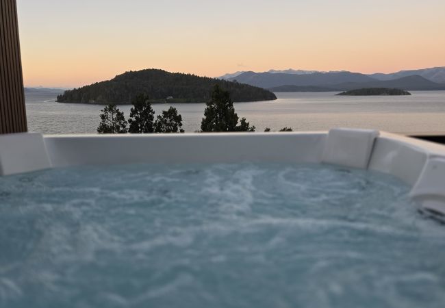  in San Carlos de Bariloche - HUAPI50C – Jacuzzi, Pool & Lake View