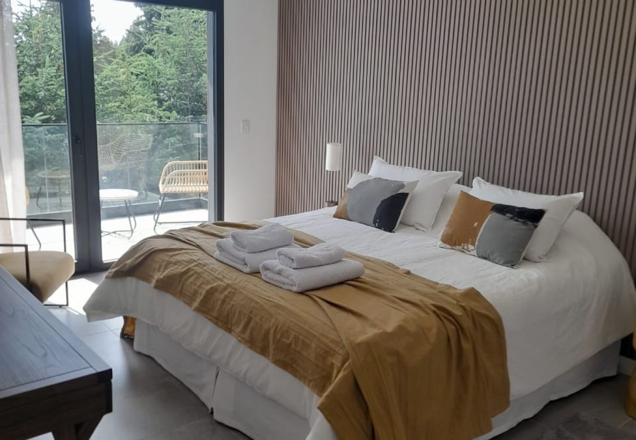 Apartment in San Carlos de Bariloche - HUAPI50 – Jacuzzi, Pool & Lake View