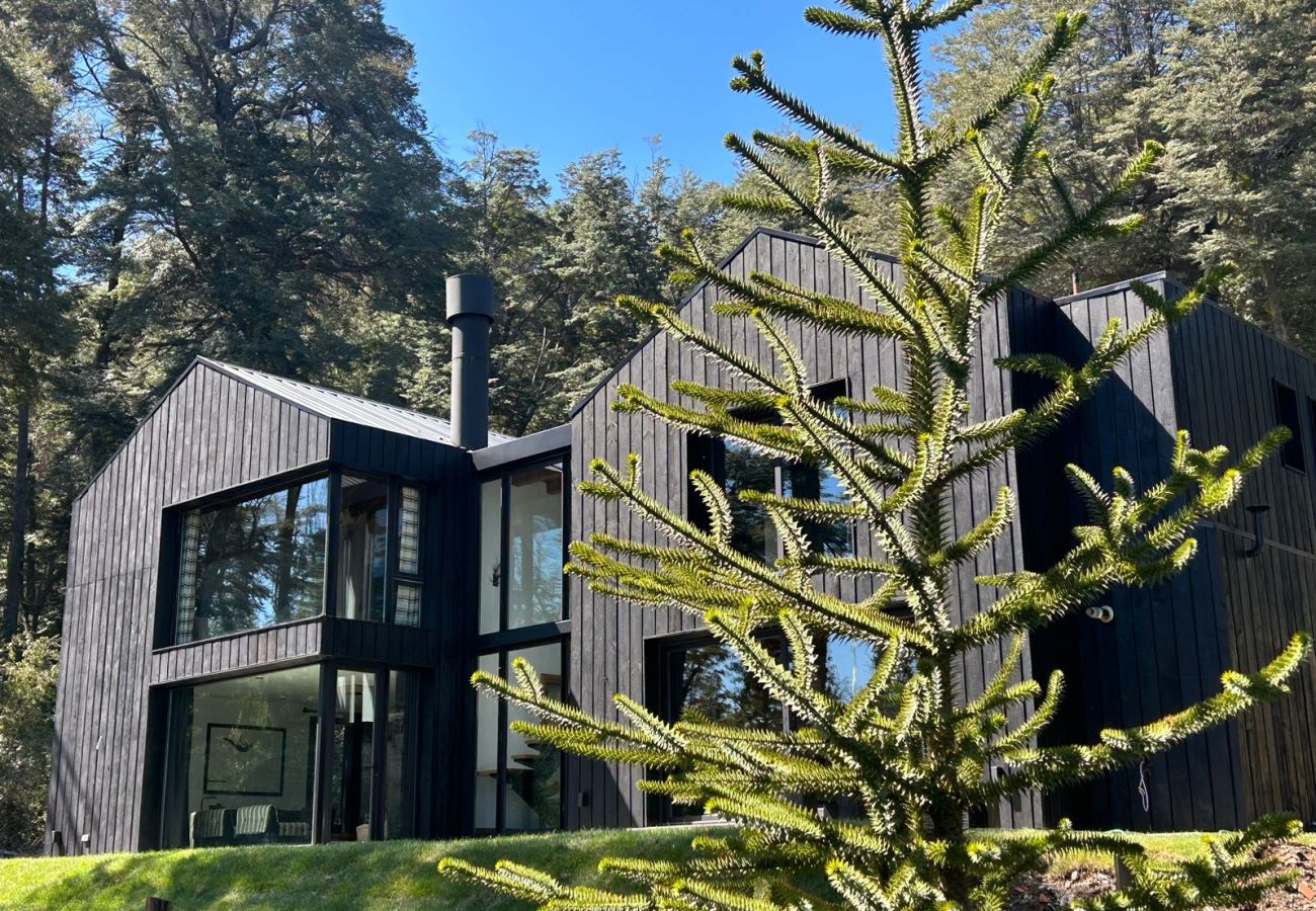 House in San Carlos de Bariloche - MOUNTAIN  HOUSE WITH LAKE VIEW IN ARELAUQUEN