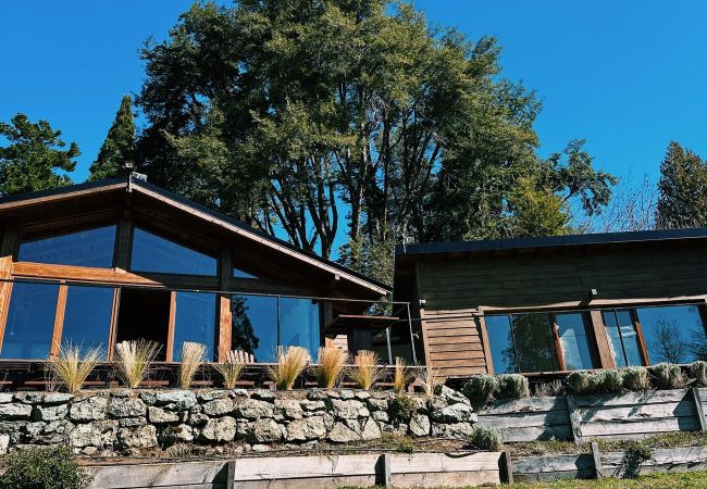 House in San Carlos de Bariloche - TREBOL04 A very cool, recently renovated house on the El Trebol lagoon. House in San Carlos de Bariloche - TREBOL04 A very cool, recently renovated house on the El Trebol lagoon.