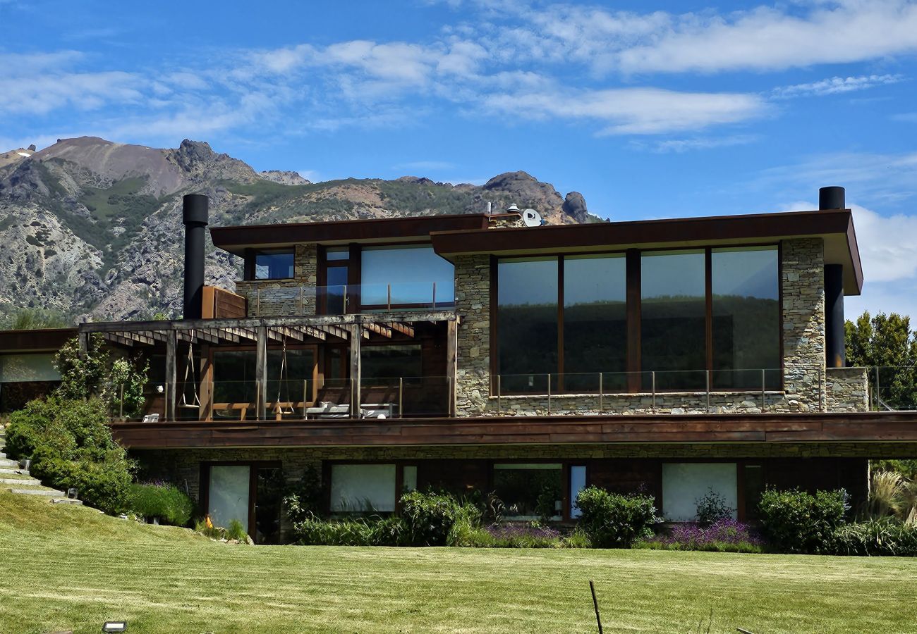 House in San Carlos de Bariloche - ARE46 Espectacular Casa en la Cancha de Golf – Arelauquen, Bariloche, Patagonia