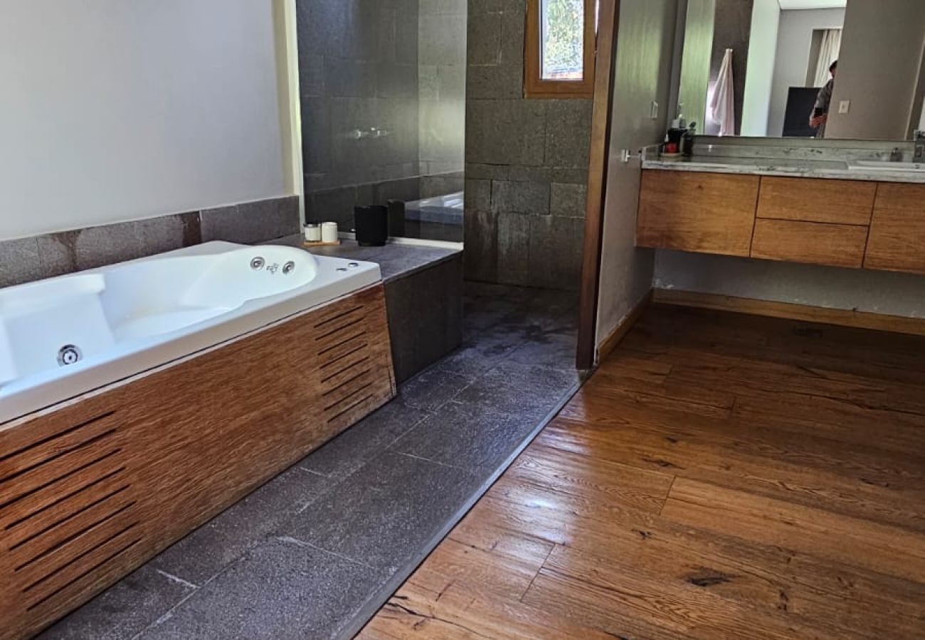 House in San Carlos de Bariloche - ARE46 Espectacular Casa en la Cancha de Golf – Arelauquen, Bariloche, Patagonia