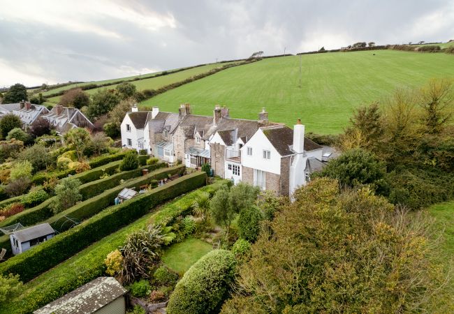 harming stone-built holiday cottage in South Milton, Devon. harming stone-built holiday cottage in South Milton with a private garden and countryside views.