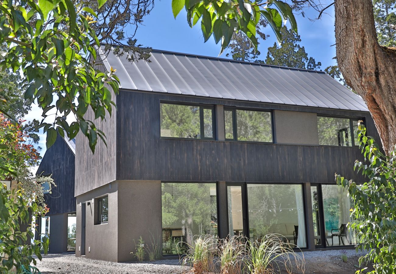 House in San Carlos de Bariloche - CAS04 New and comfortable designer house located in a quiet private neighborhood 6 km from the center