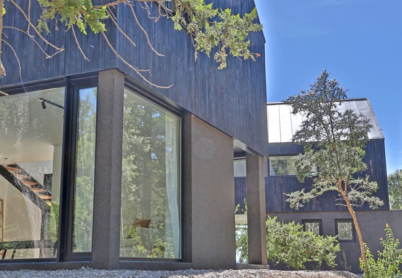 House in San Carlos de Bariloche - CAS04 New and comfortable designer house located in a quiet private neighborhood 6 km from the center