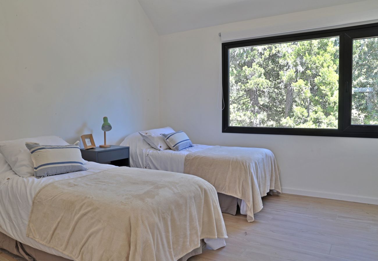 House in San Carlos de Bariloche - CAS04 New and comfortable designer house located in a quiet private neighborhood 6 km from the center