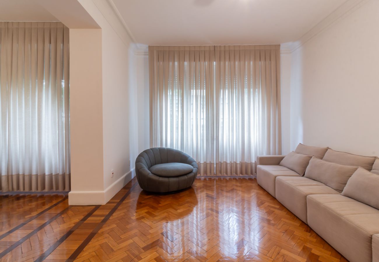 Apartment in Rio de Janeiro - Space and Comfort in Copacabana | D405