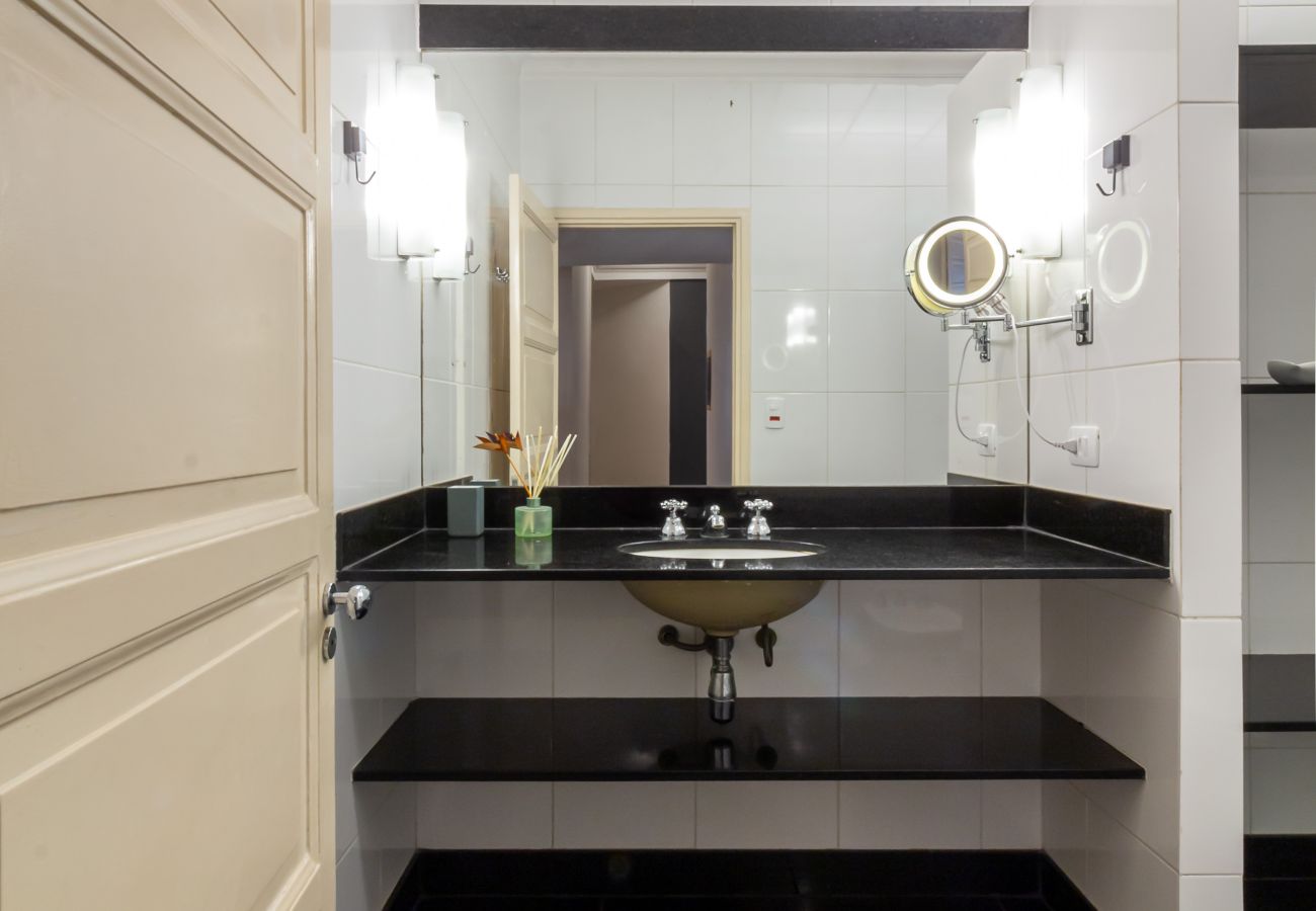 Apartment in Rio de Janeiro - Space and Comfort in Copacabana | D405