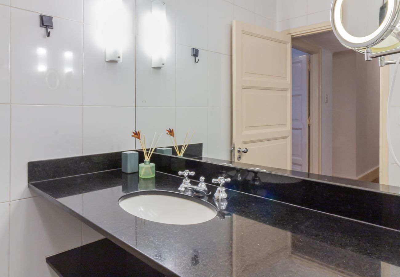 Apartment in Rio de Janeiro - Space and Comfort in Copacabana | D405