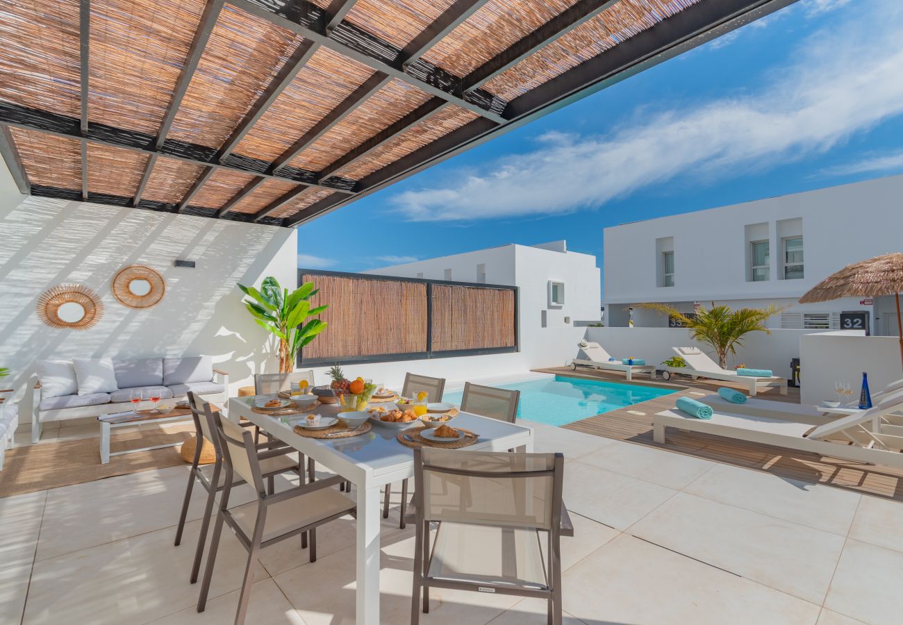 Villa in Playa Blanca - Serena Luca Front terrace with pool