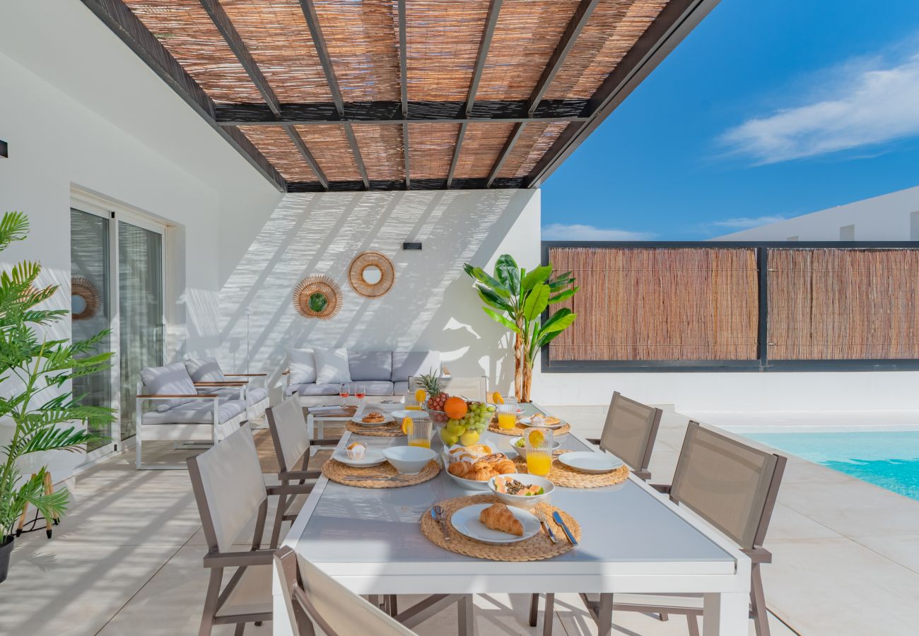Villa in Playa Blanca - Serena Luca Front terrace with pool