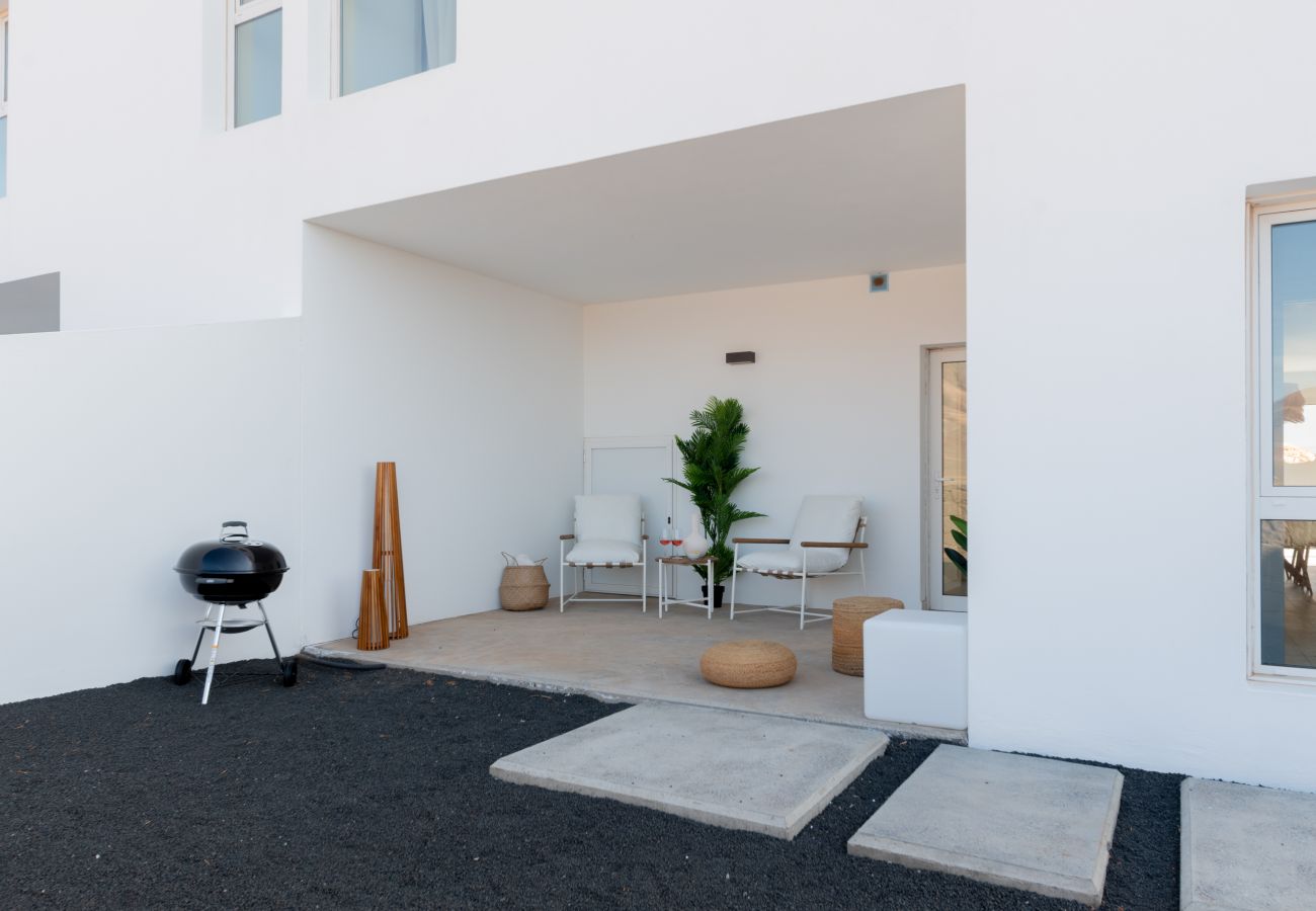 Villa in Playa Blanca - Serena Luca Rear terrace with barbecue.