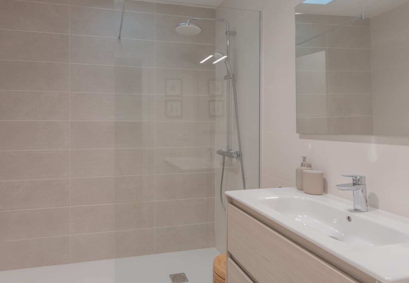 Villa in Playa Blanca - Serena Luca Hall bathroom bedrooms.