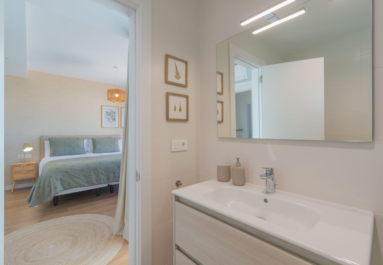 Villa in Playa Blanca - Serena Luca Full bathroom in master suite.