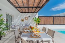 Villa in Playa Blanca - Serena Luca Front terrace with pool