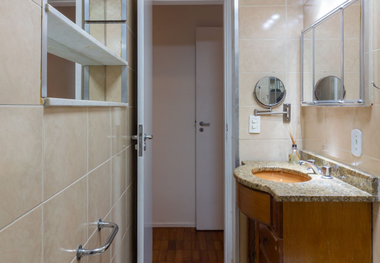 Apartment in Rio de Janeiro - 3 minutes from Leme beach | GS1102 