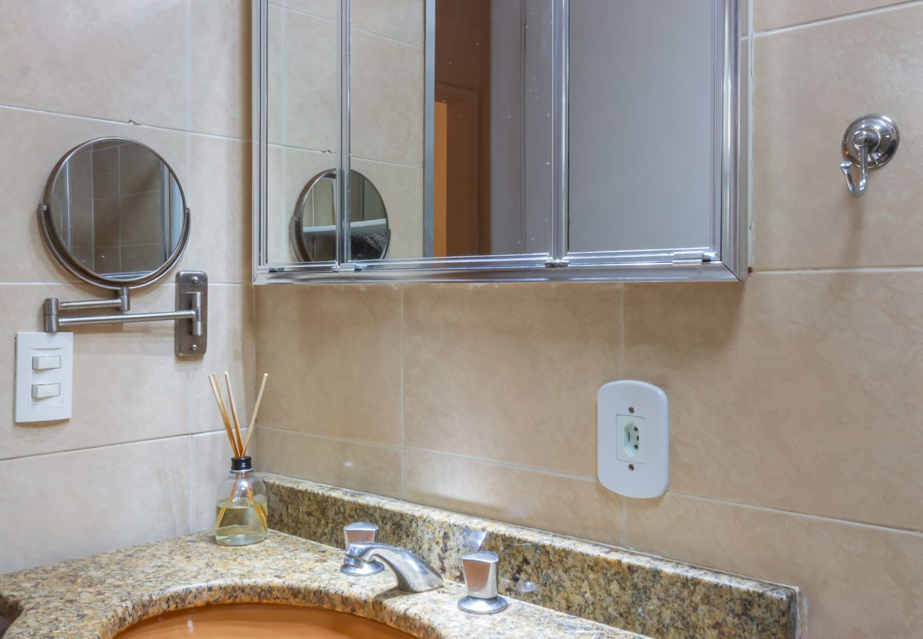 Apartment in Rio de Janeiro - 3 minutes from Leme beach | GS1102 