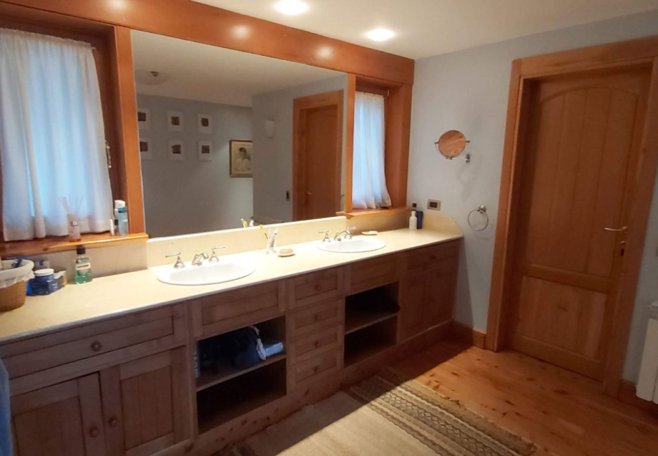 House in San Carlos de Bariloche - ARE63 SPECTACULAR HOUSE WITH LAKE VIEW IN ARELAUQUEN