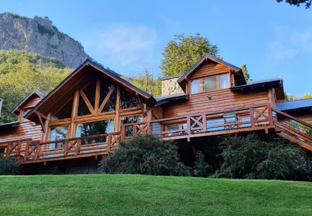 House in San Carlos de Bariloche - ARE63 SPECTACULAR HOUSE WITH LAKE VIEW IN ARELAUQUEN