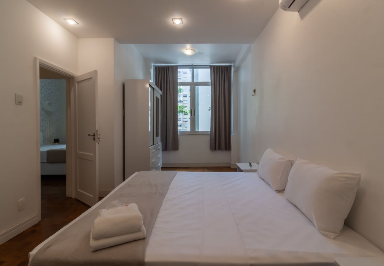 Apartment in Rio de Janeiro - 2 minutes from Copacabana Beach | D302