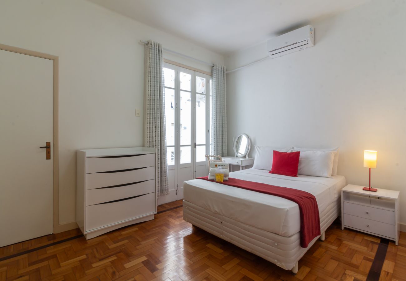 Apartment in Rio de Janeiro - 7 minutes from Copacabana Beach | BR402