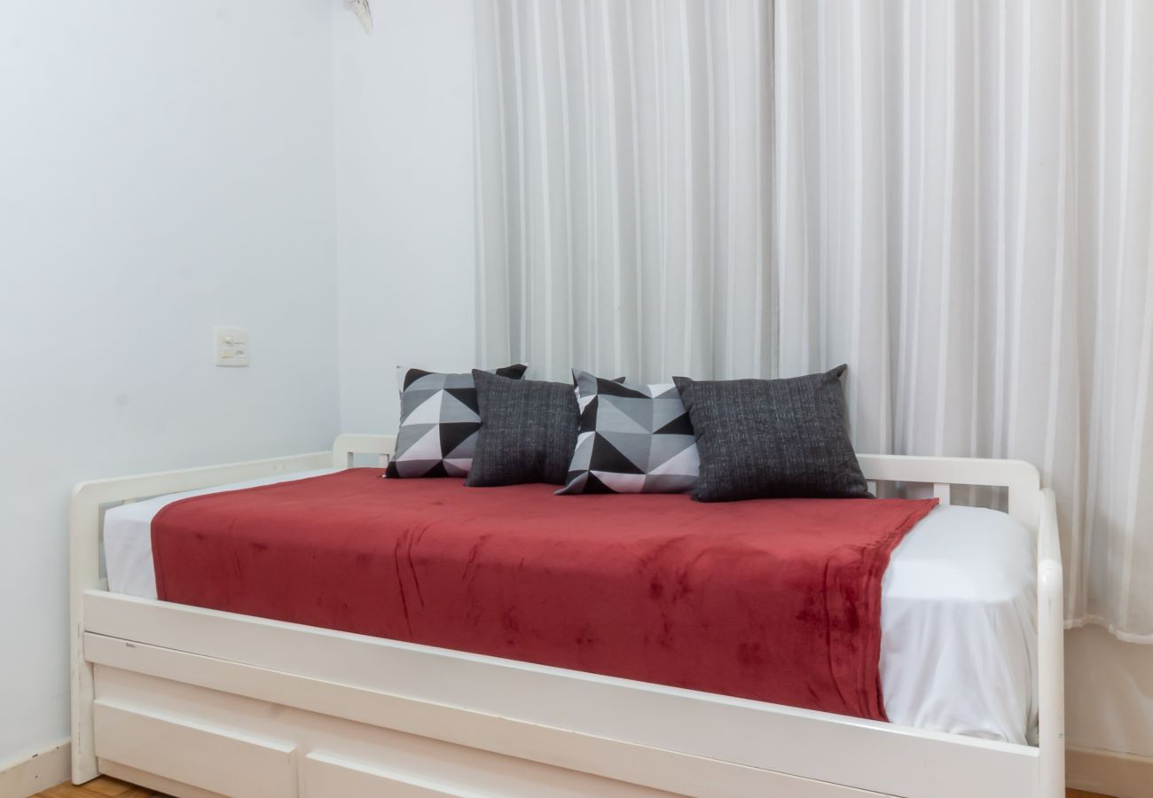 Apartment in Rio de Janeiro - 7 minutes from Copacabana Beach | BR402
