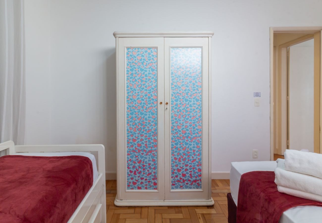 Apartment in Rio de Janeiro - 7 minutes from Copacabana Beach | BR402