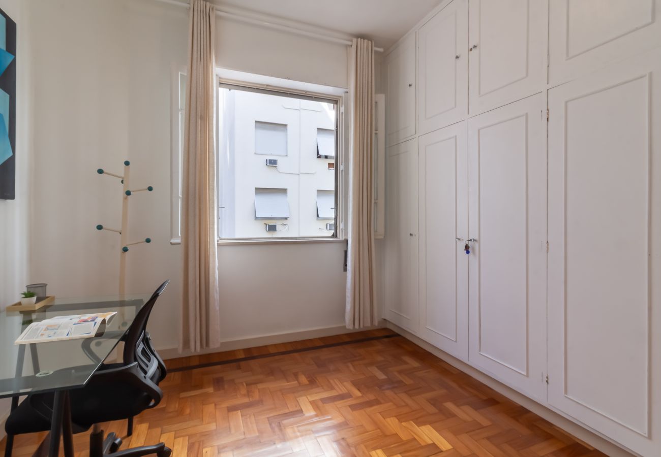 Apartment in Rio de Janeiro - 7 minutes from Copacabana Beach | BR402