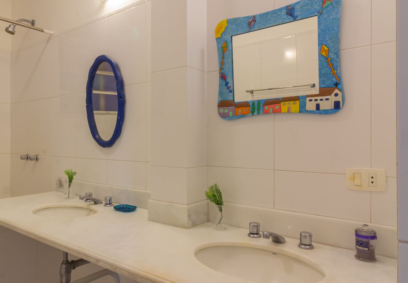 Apartment in Rio de Janeiro - 7 minutes from Copacabana Beach | BR402