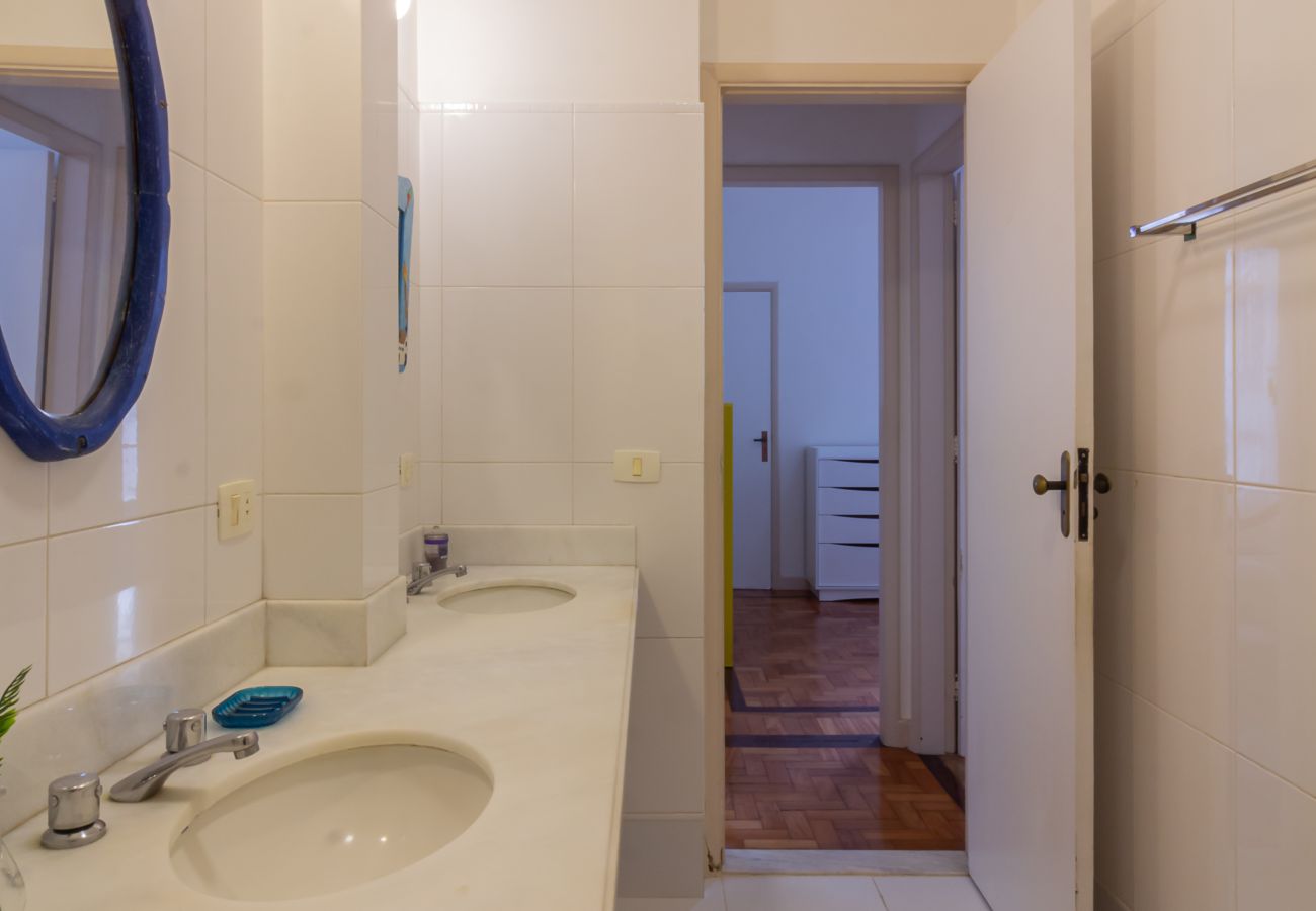 Apartment in Rio de Janeiro - 7 minutes from Copacabana Beach | BR402