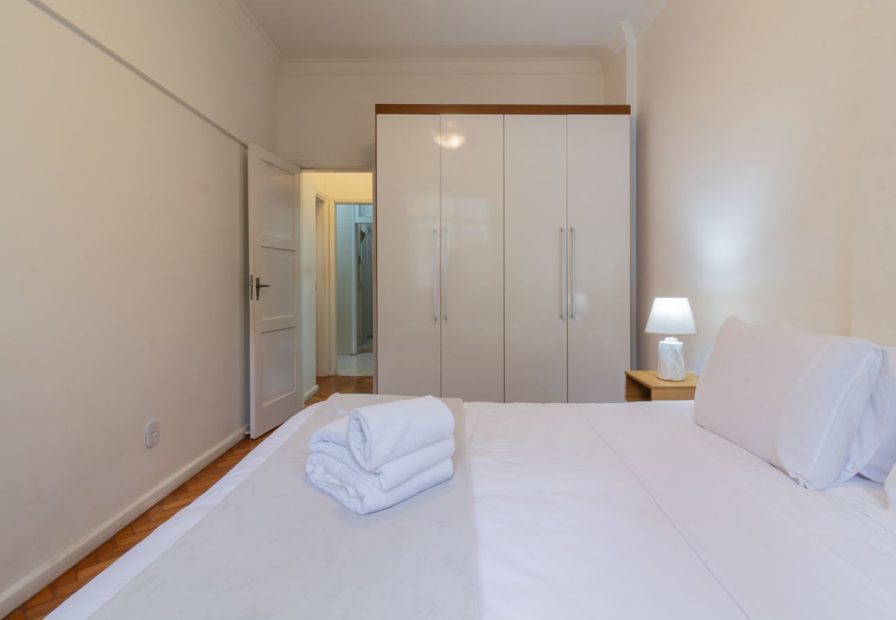 Apartment in Rio de Janeiro - 5 minutes from Copacabana beach | BI404