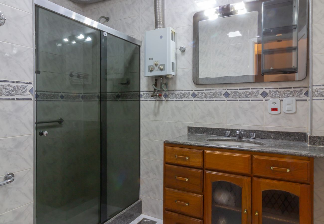 Apartment in Rio de Janeiro - 5 minutes from Copacabana beach | BI404