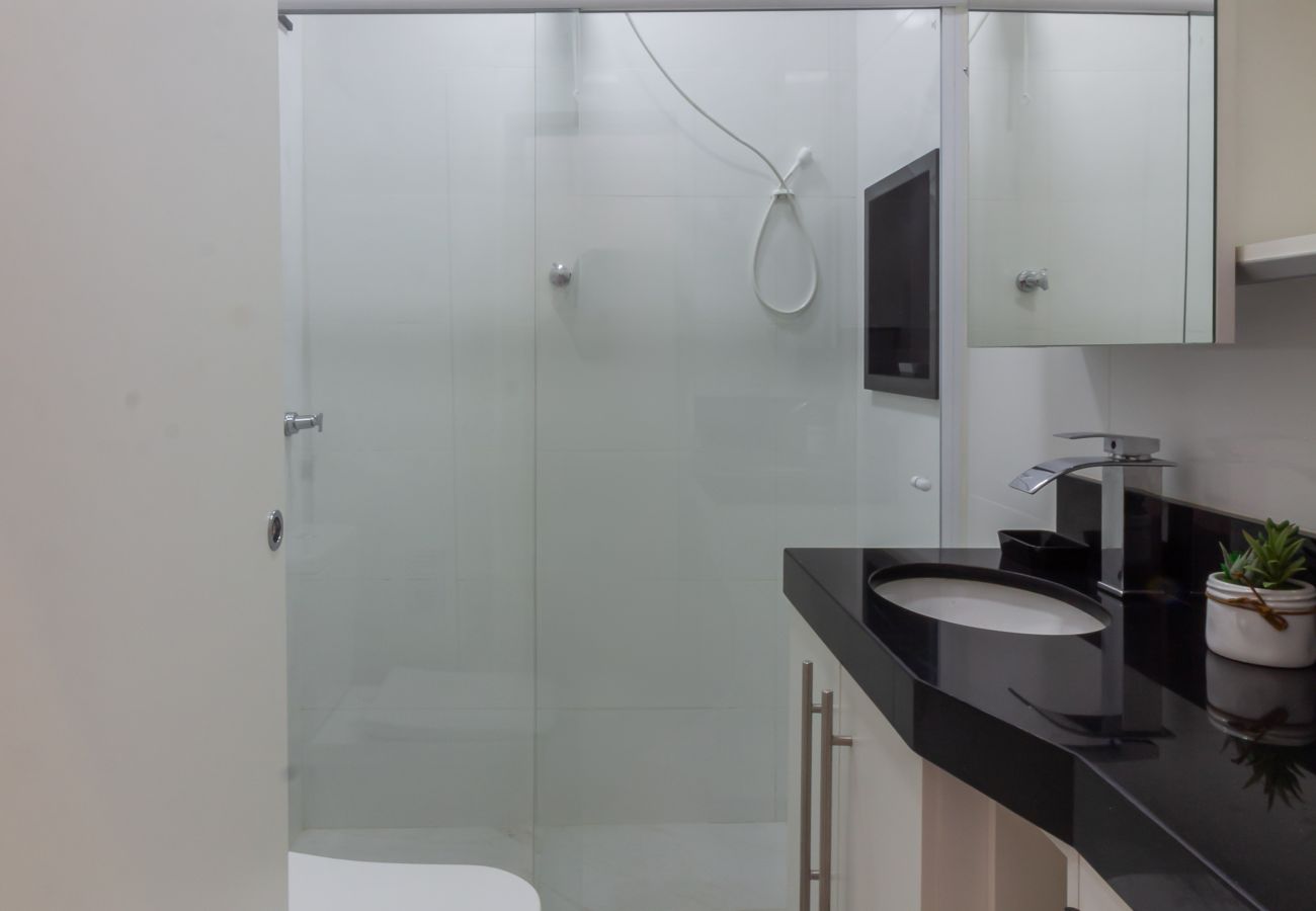 Apartment in Rio de Janeiro - Just a few steps from Copacabana Beach | PF512