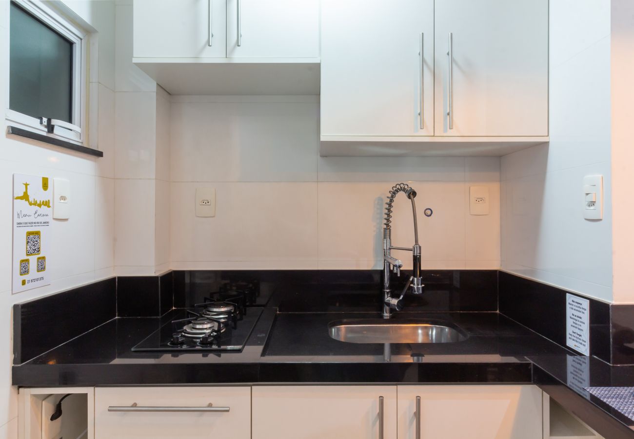 Apartment in Rio de Janeiro - Just a few steps from Copacabana Beach | PF512