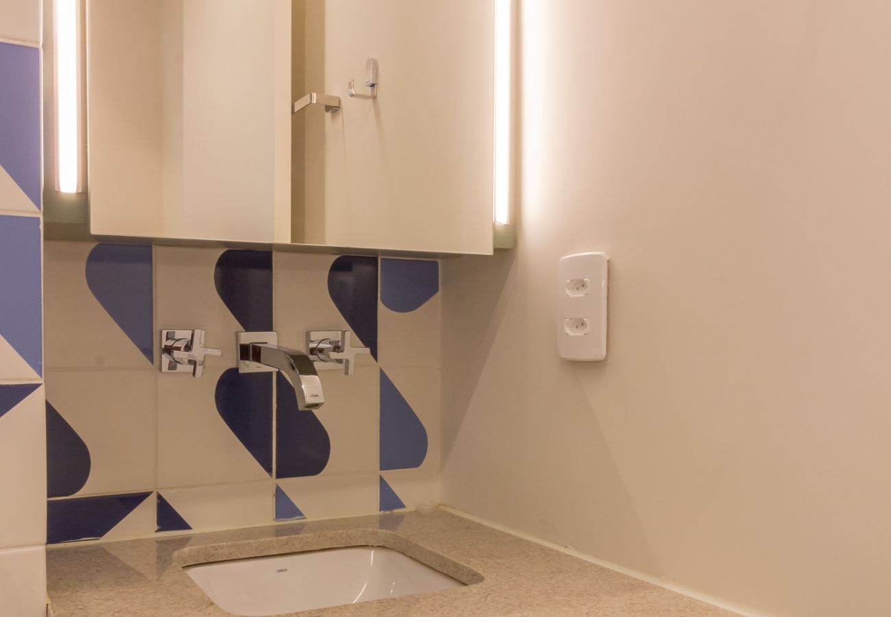 Apartment in Rio de Janeiro - Just a few steps from Copacabana Beach | AB605