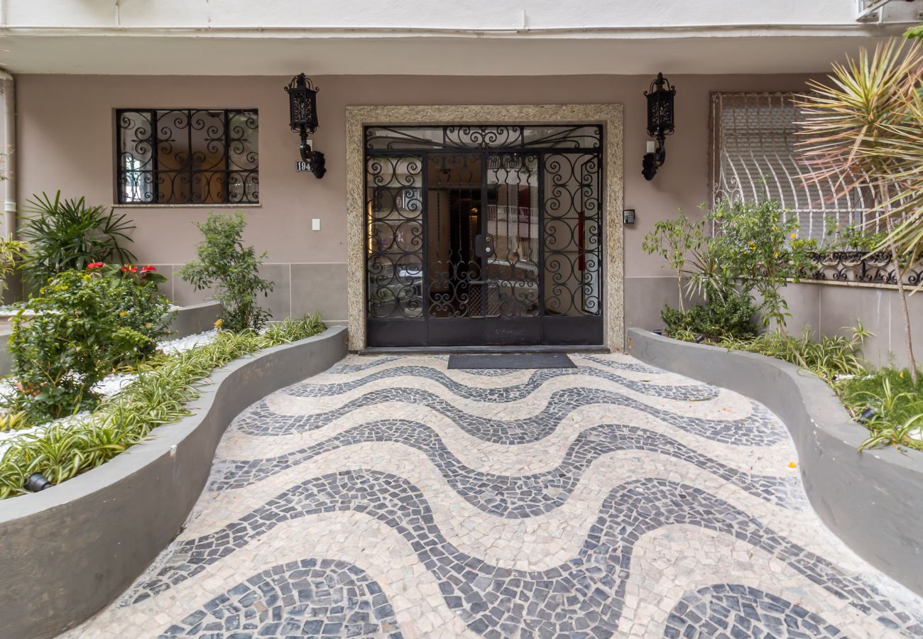 Apartment in Rio de Janeiro - Just a few steps from Copacabana Beach | AB605