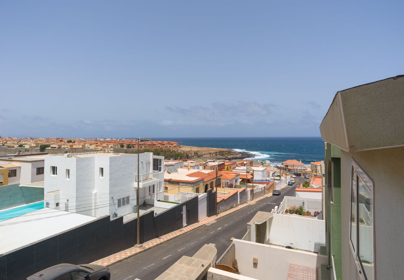 Terraced House in Telde - Townhouse in Telde with pool and sea views