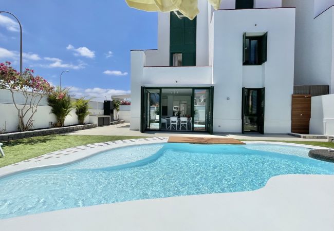  in Guía de Isora - Luxurious Apartment in Guía de Isora with Pool and Barbecue