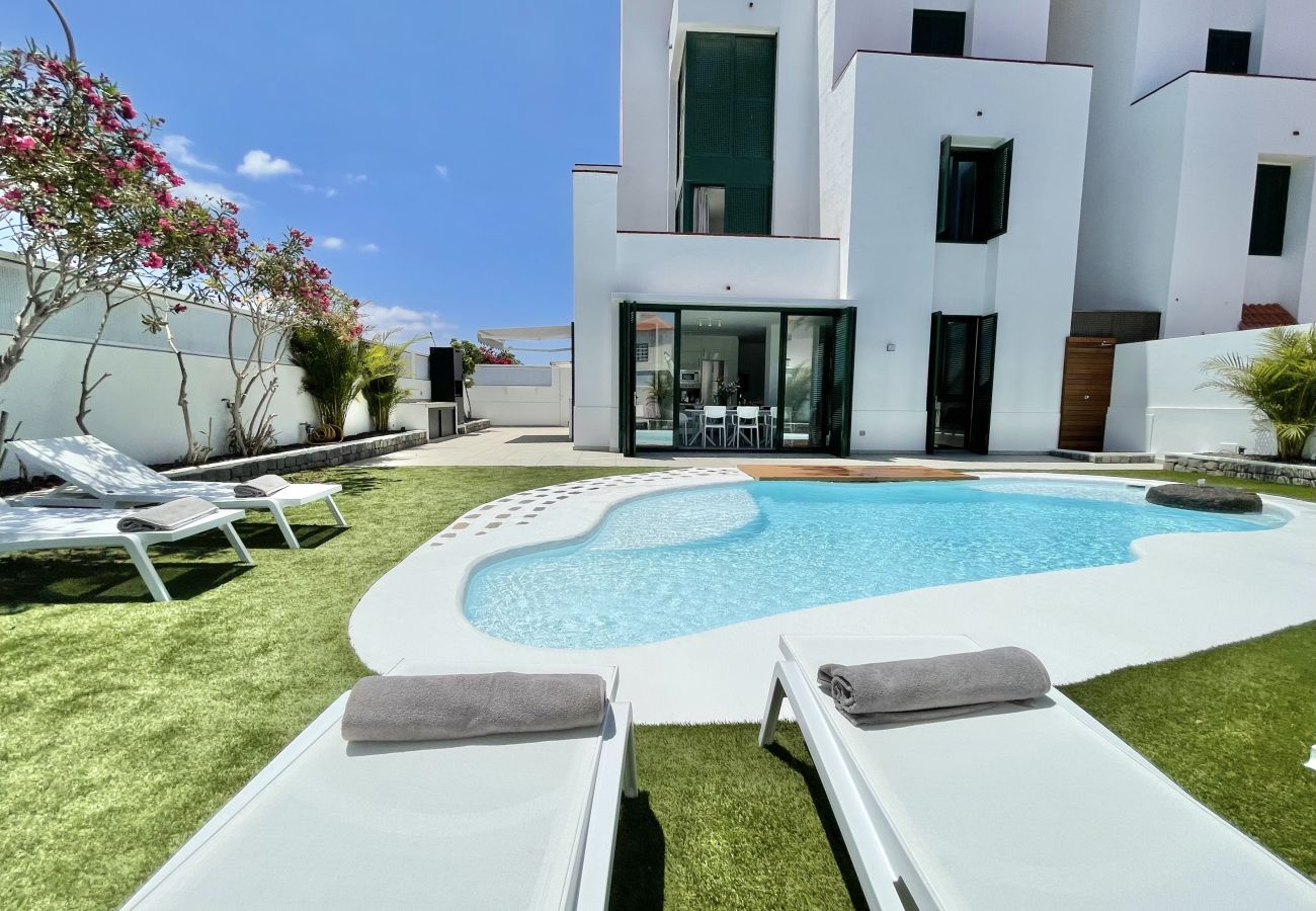 House in Guía de Isora - TauchoLux with Pool and Barbecue