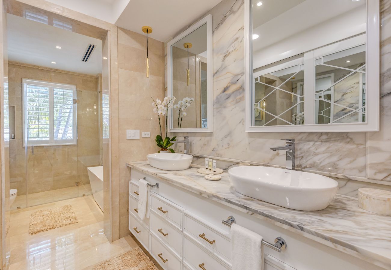 Villa in Punta Cana - Serena 4 - Beachfront Timeless Elegance 