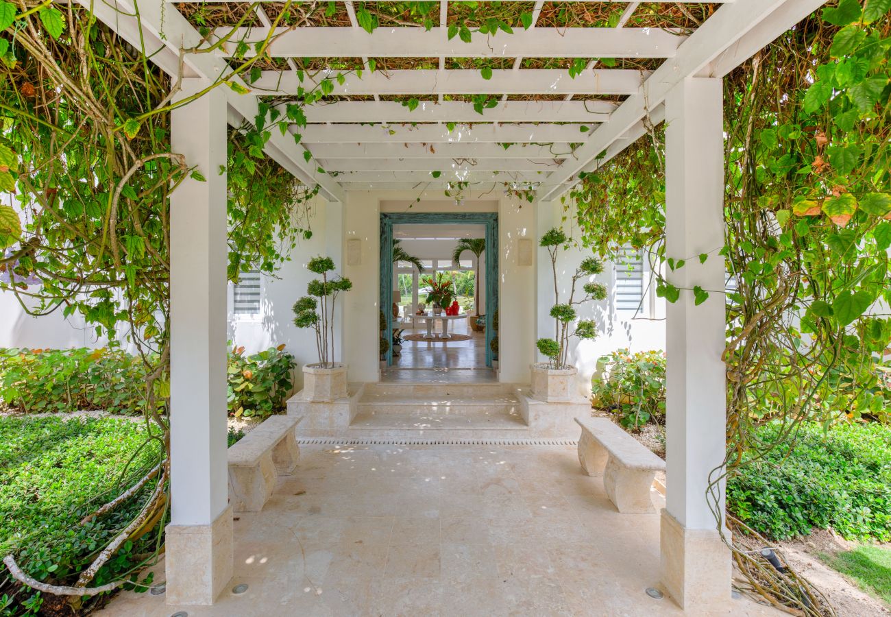 Villa in Punta Cana - Villa Good Vibes - Golf & Partial Ocean View 